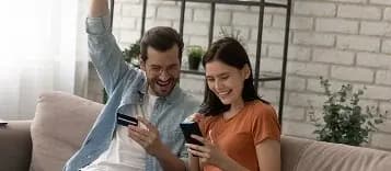 Pareja pagando su administración desde el celular